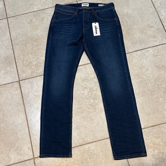 NWT! Wrangler Regular Straight Stretch Denim Jeans 29 - Picture 1 of 8